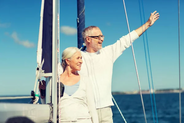 Coppia anziana che si abbraccia in barca a vela o yacht in mare — Foto Stock