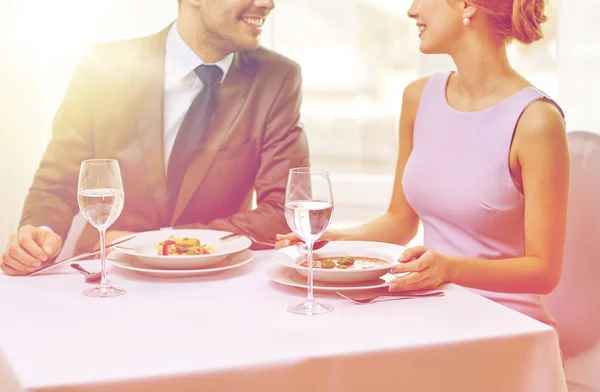 Primer plano de pareja hablando en el restaurante — Foto de Stock