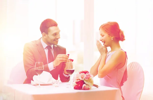 Hombre proponiendo matrimonio a su novia en el restaurante — Foto de Stock