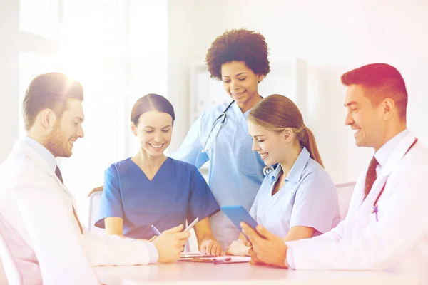 Gruppo di medici felici incontro presso l'ufficio ospedaliero — Foto Stock