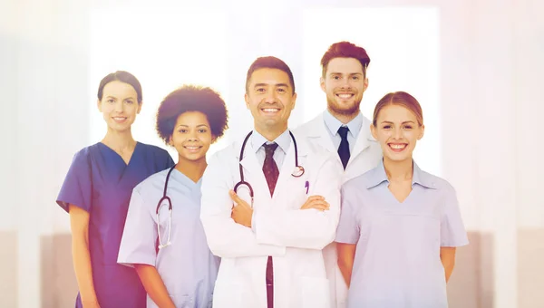 Gruppo di medici felici in ospedale — Foto Stock