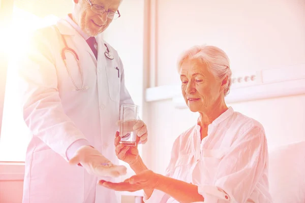 Lékař dávat léky starší ženě v nemocnici — Stock fotografie