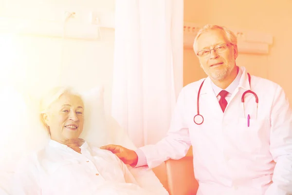 Médecin visitant une femme âgée à l'hôpital — Photo