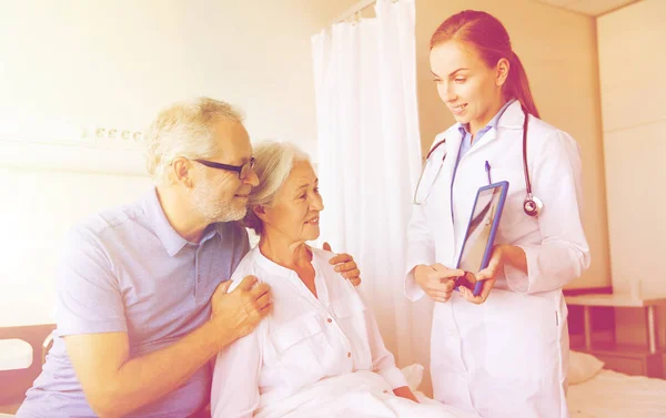 Donna anziana e medico con tablet pc in ospedale — Foto Stock