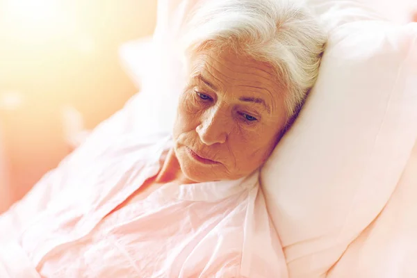 Paziente anziana distesa a letto nel reparto ospedaliero — Foto Stock