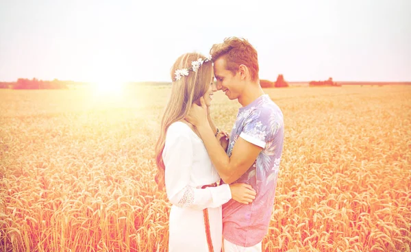 Feliz sorrindo jovem hippie casal ao ar livre — Fotografia de Stock