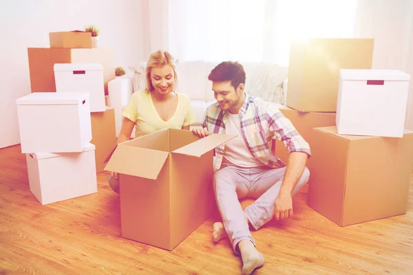 Sorrindo casal com grandes caixas se movendo para nova casa — Fotografia de Stock