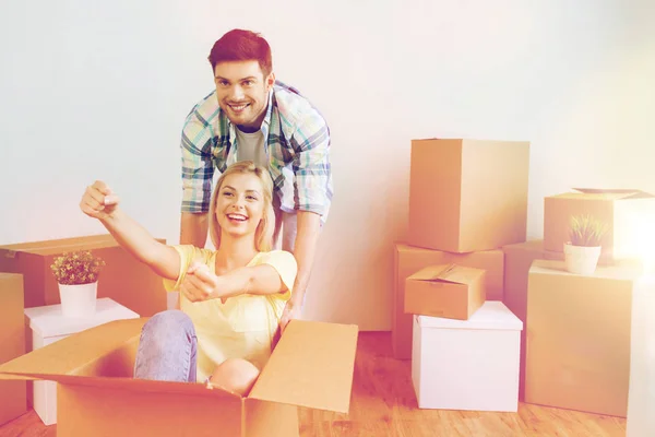 Casal feliz se divertindo com caixas em nova casa — Fotografia de Stock