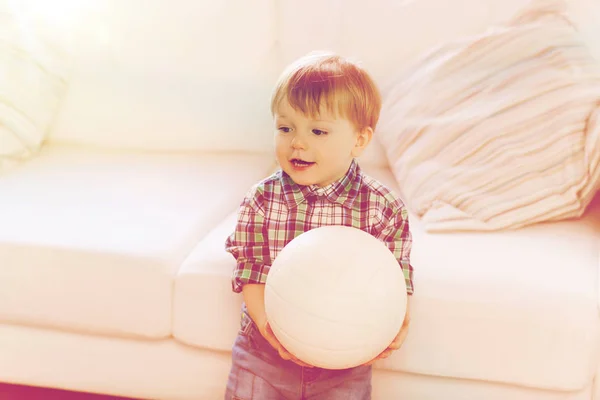 Gelukkig kleine babyjongen met bal thuis — Stockfoto