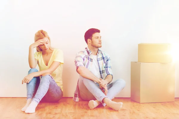 Pareja infeliz discutiendo en casa — Foto de Stock