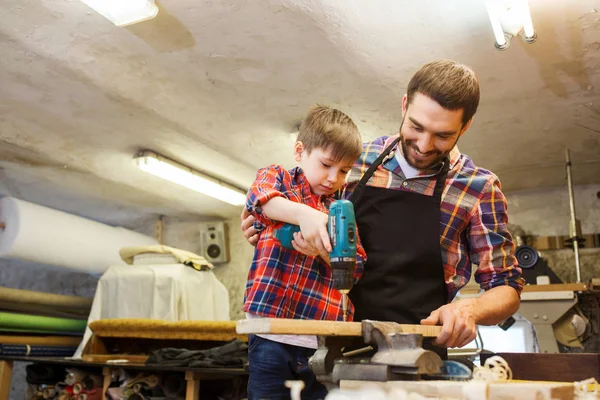 Padre e hijo con taladro trabajando en el taller —  Fotos de Stock