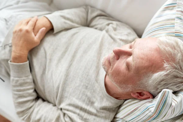 Primer plano del hombre mayor durmiendo en el sofá — Foto de Stock