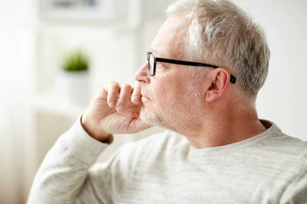 Großaufnahme eines älteren Mannes mit Brille — Stockfoto