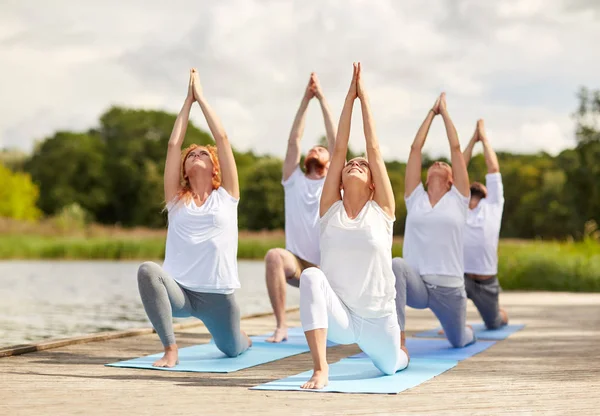 Grupp människor som gör yogaövningar utomhus — Stockfoto