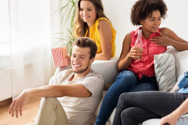 Amigos com cerveja falando e assistindo tv em casa — Fotografia de Stock