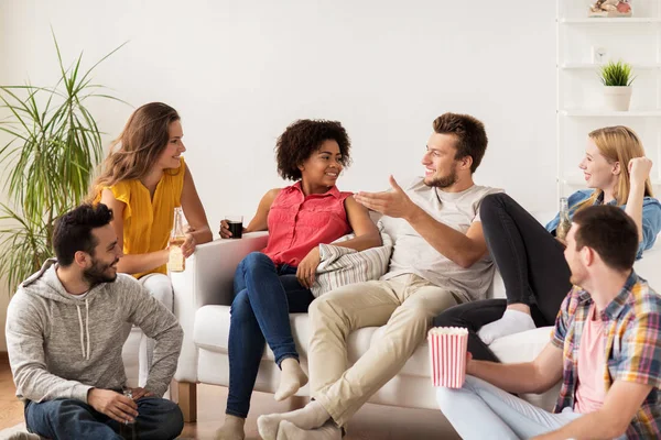 Glada vänner, popcorn och öl hemma — Stockfoto