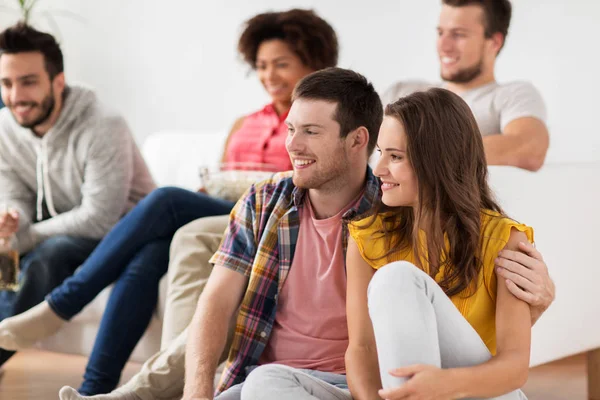 Felice coppia con amici guardando la tv a casa — Foto Stock