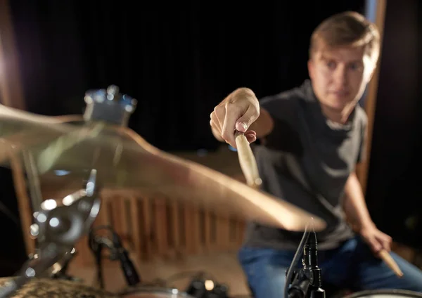 Musicien masculin jouant de la batterie et des cymbales au concert — Photo