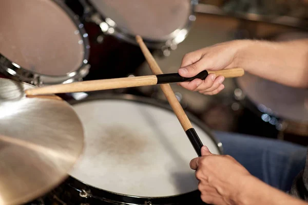 Male musician playing drums and cymbals at concert — Stock Photo, Image