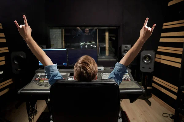 音楽のレコーディング スタジオにミキサーで男 — ストック写真