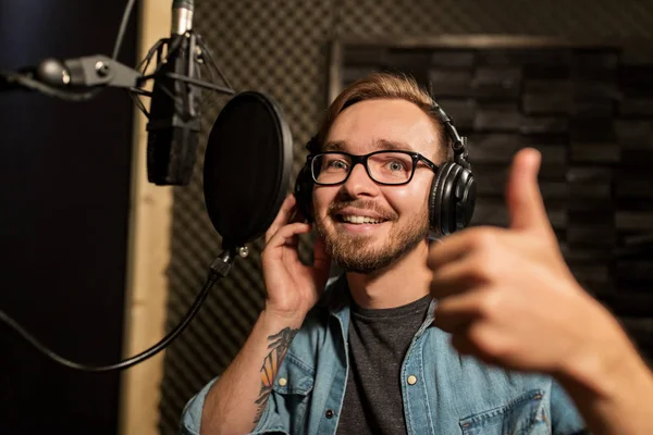 Adam kulaklıklarla müzik kayıt stüdyosu — Stok fotoğraf