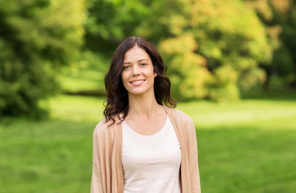 Bella giovane donna felice nel parco estivo — Foto Stock