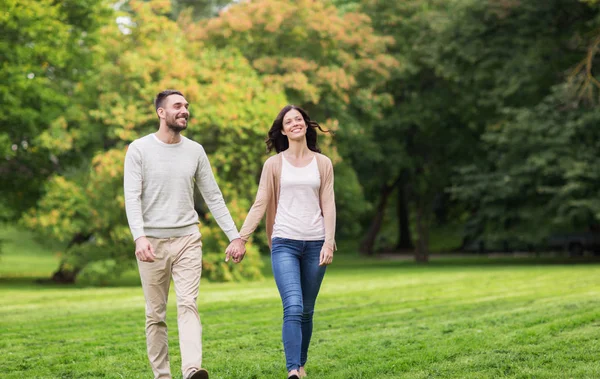 Happy Couple wandelen in het zomerpark — Stockfoto