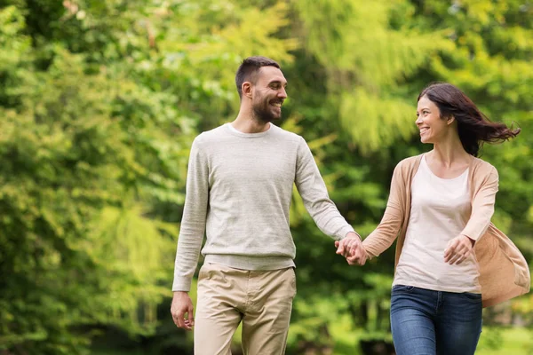 Lyckliga par promenader i sommarparken — Stockfoto