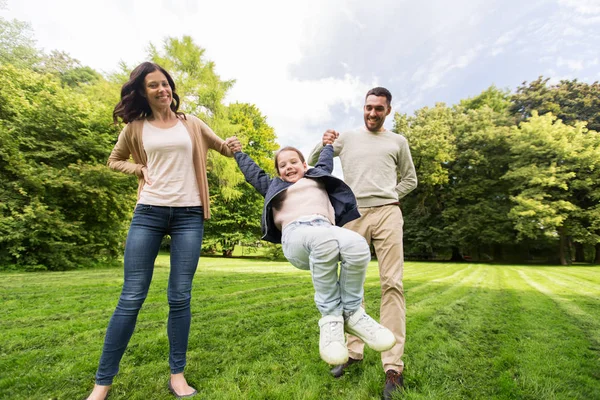 Gelukkige familie wandelen in de zomer park en plezier — Stockfoto