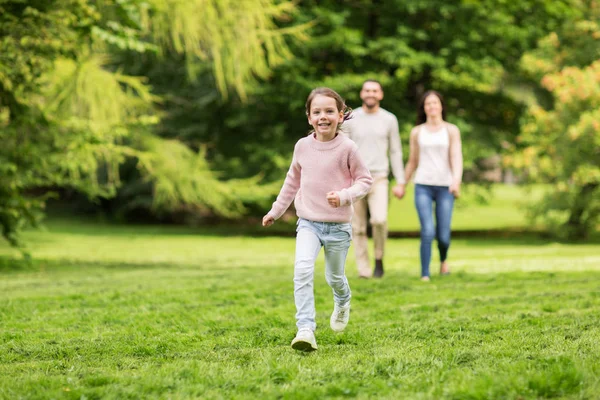 Lykkelig familie som går i sommerparken og har det gøy – stockfoto