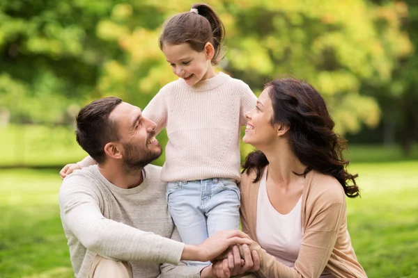 Lycklig familj i sommarparken — Stockfoto