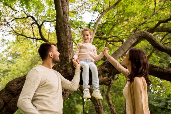 Lycklig familj i sommaren park att ha kul — Stockfoto