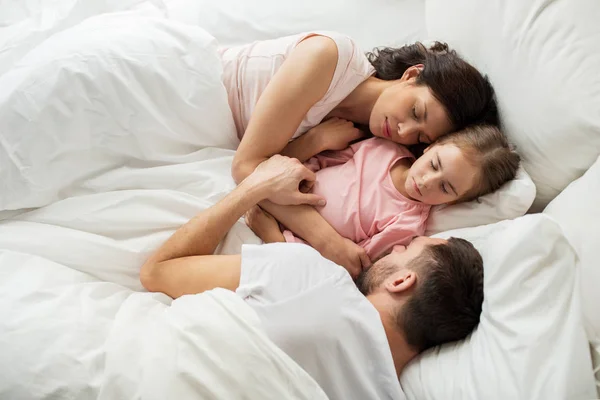 Mutlu aile evde yatakta uyuyor — Stok fotoğraf