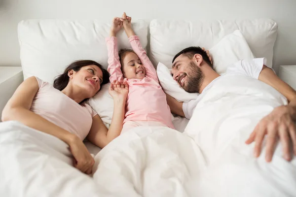 自宅のベッドで目を覚ます幸せな家族 — ストック写真