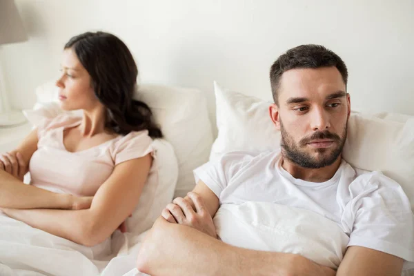 Pareja infeliz teniendo conflicto en la cama en casa —  Fotos de Stock