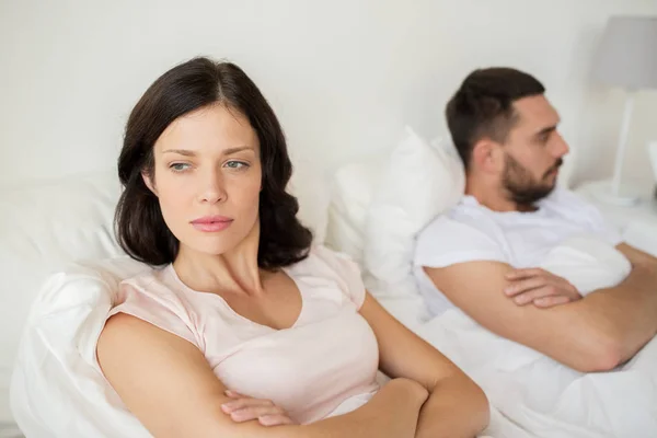 Casal infeliz ter conflito na cama em casa — Fotografia de Stock