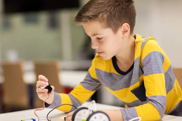 Primer plano del robot de construcción de niños en la escuela de robótica —  Fotos de Stock