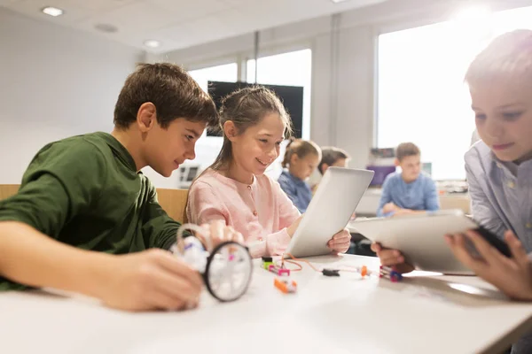 Kinderen met tablet pc programmering op robotica school — Stockfoto