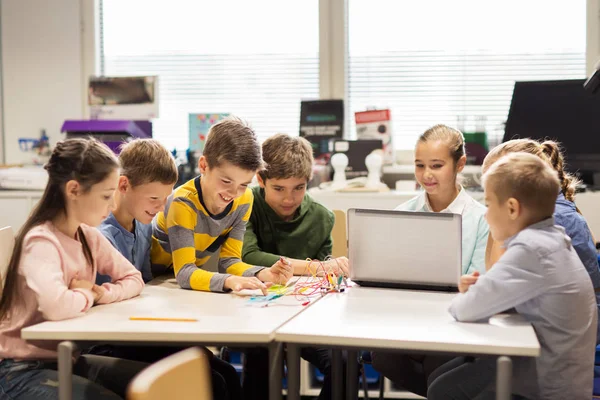 Ευτυχισμένα παιδιά με το laptop στο σχολείο ρομποτικής — Φωτογραφία Αρχείου