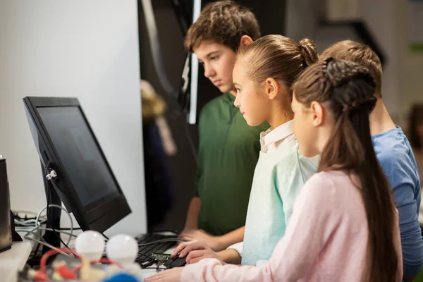 Glada barn med dator på robotics skola — Stockfoto