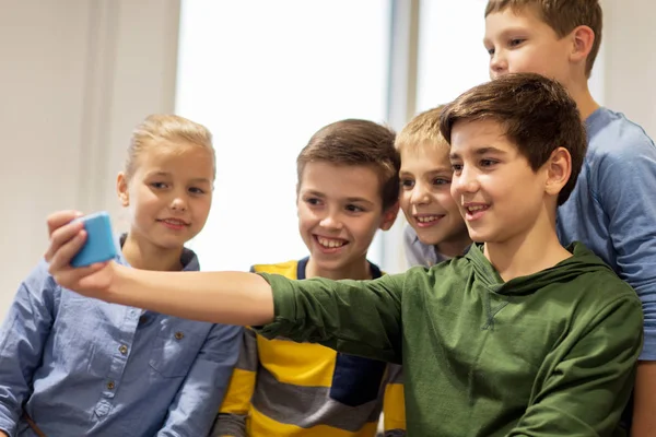 Groep gelukkige jonge geitjes nemen selfie met smartphone — Stockfoto