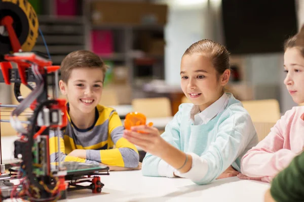 Crianças felizes com impressora 3d na escola de robótica — Fotografia de Stock