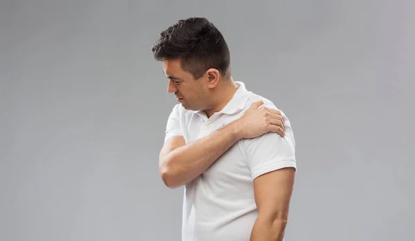 Homme malheureux souffrant de douleur à l'épaule — Photo