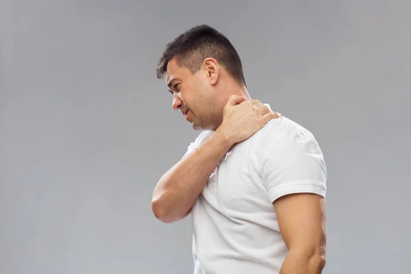 Nieszczęśliwy człowiek cierpi na ból szyi — Zdjęcie stockowe