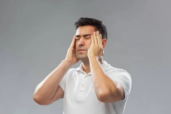 Hombre infeliz que sufre de dolor de cabeza — Foto de Stock