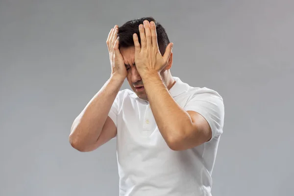 Uomo infelice che soffre di mal di testa — Foto Stock