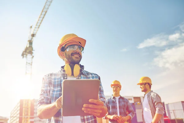 Construtor em hardhat com tablet pc na construção Imagens De Bancos De Imagens Sem Royalties