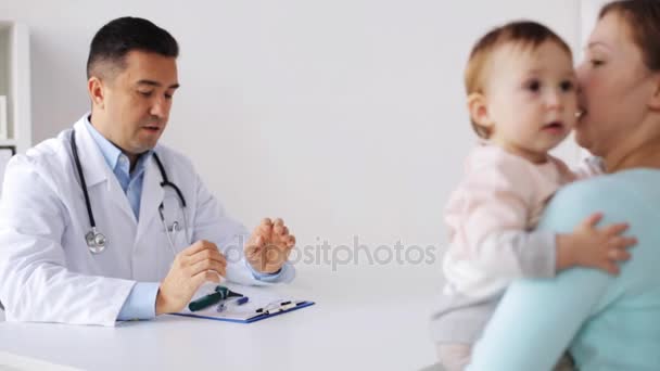 医師、クリニックで赤ちゃんを持つ女性 — ストック動画