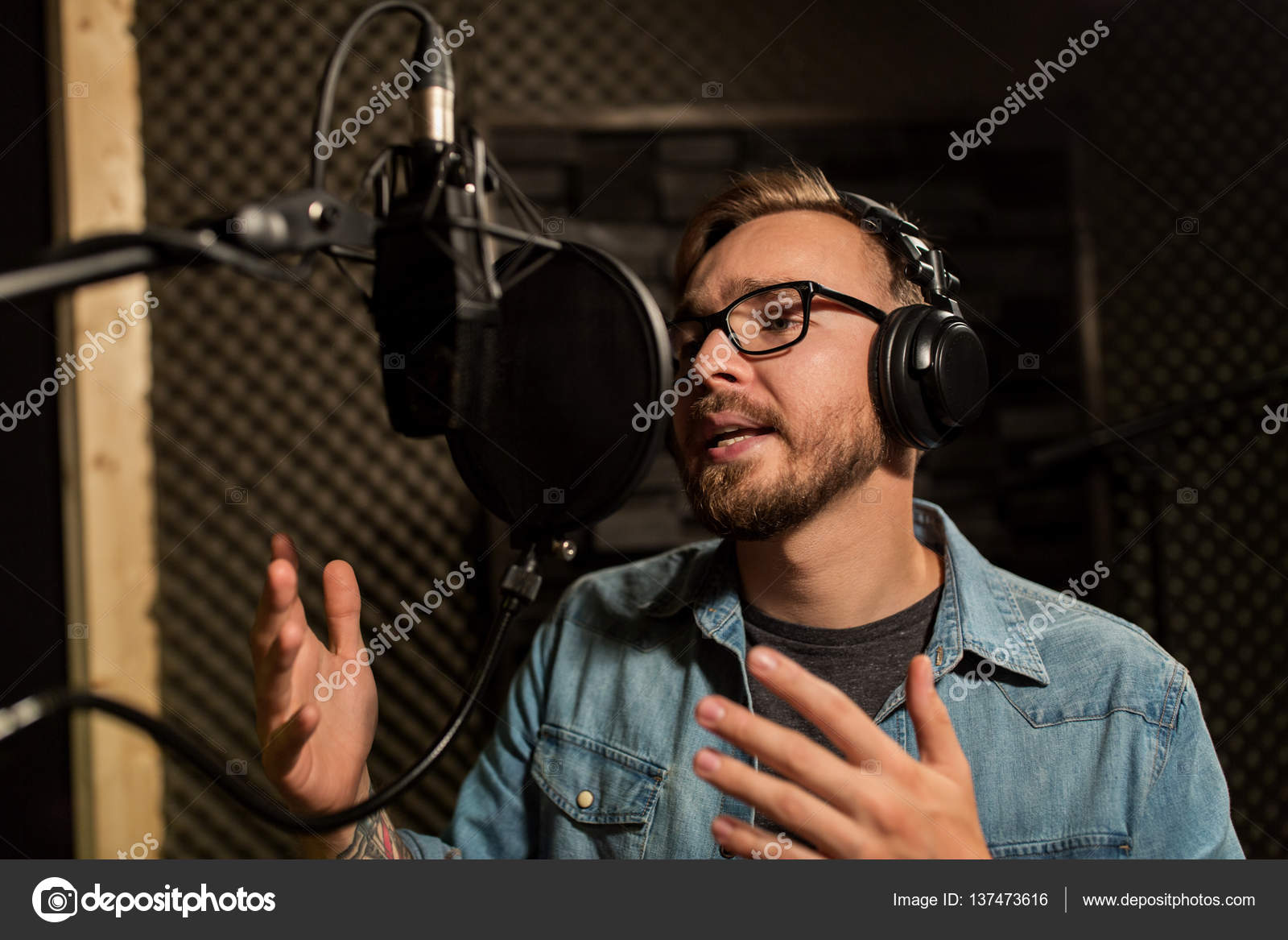 Mann mit Kopfhörer singt im Tonstudio – Stockfoto © Syda_Productions  #137473616, image size:1600x1167