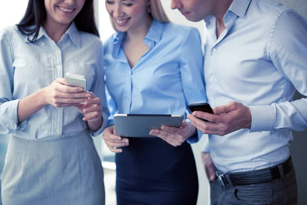 Verksamhet team med TabletPC och smarphones — Stockfoto